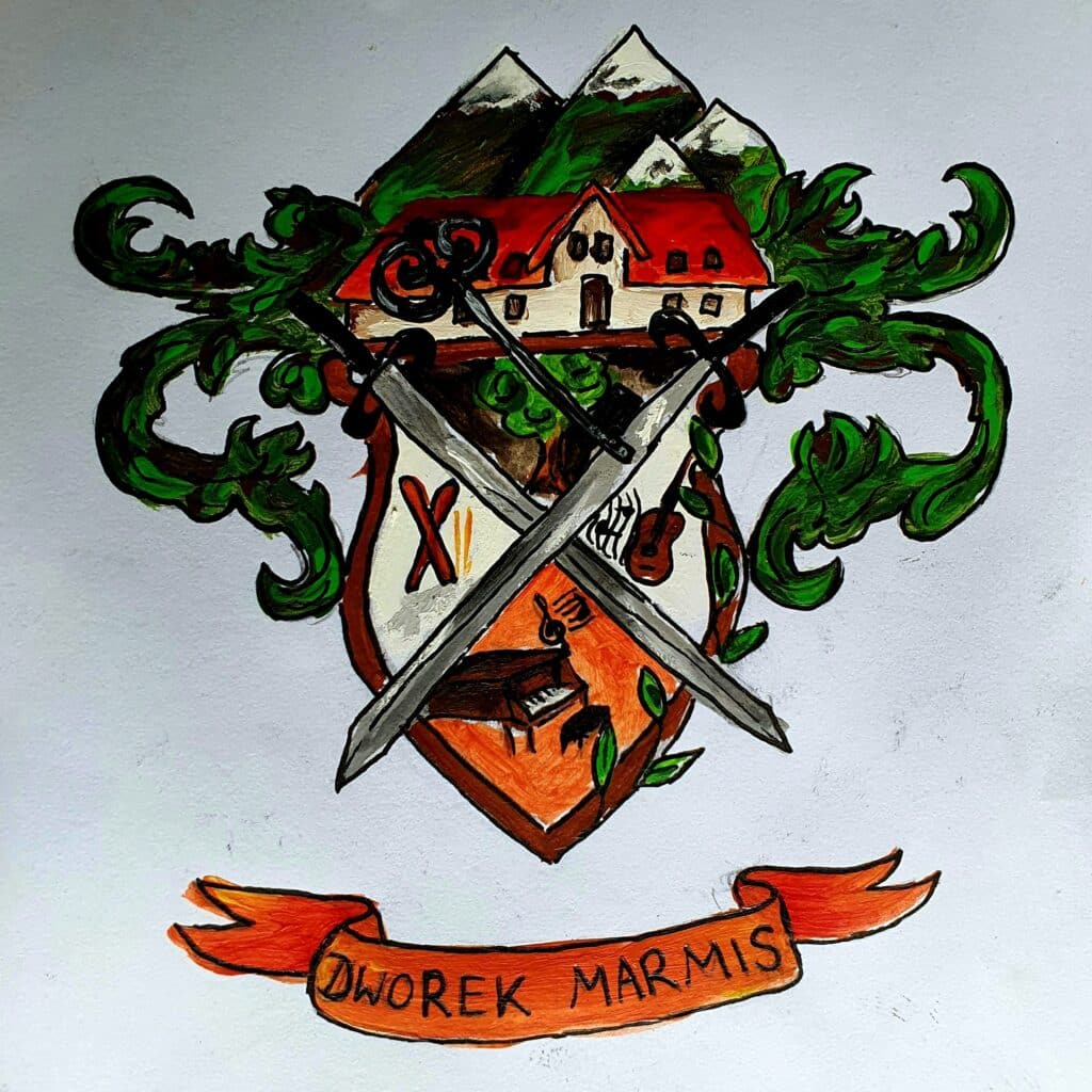 RemasterDirector_V0 - Dworek Marmis Herb z dwoma skrzyżowanymi mieczami, domem i górami, z napisem "Dworek Marmis" na wstędze.